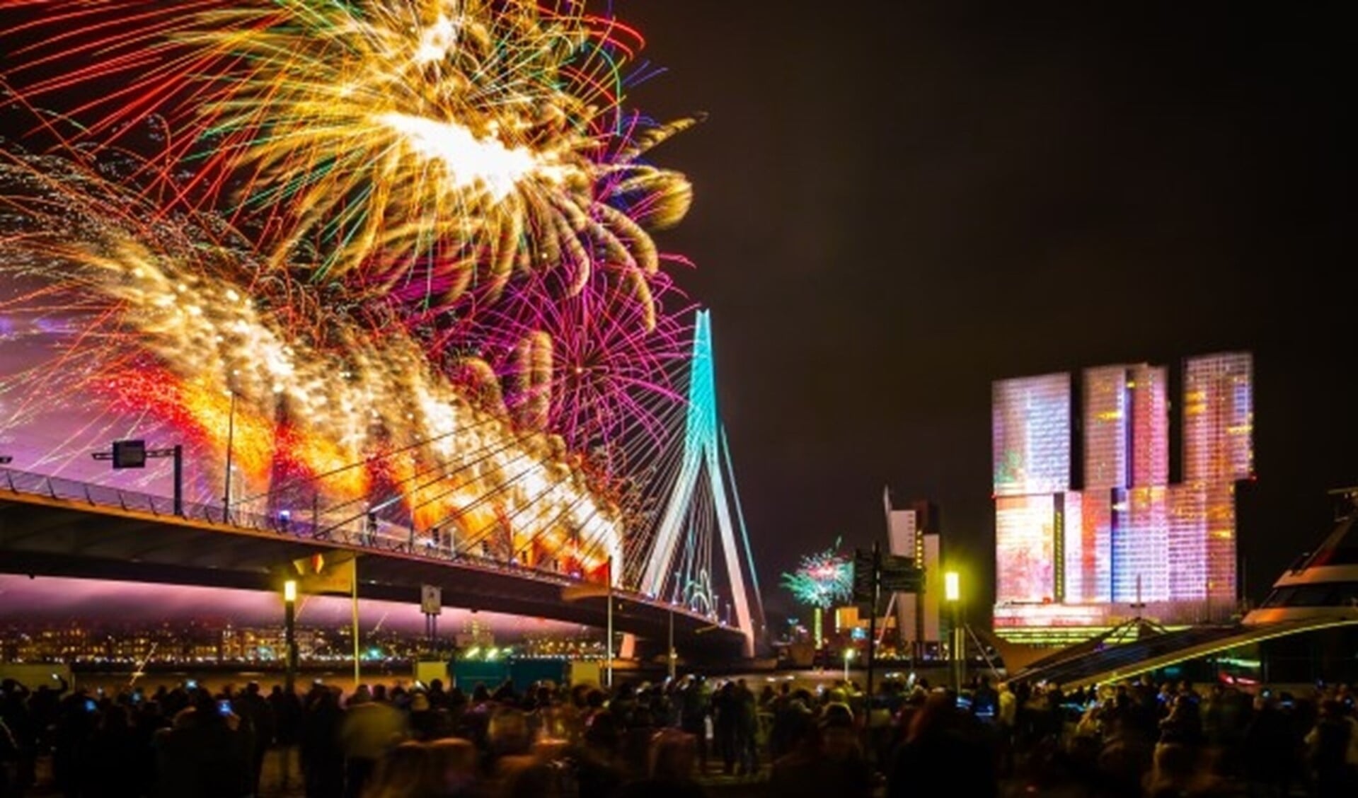 Kom kijken naar de grootste vuurwerkshow van Nederland. (Foto: Peter Bezemer)