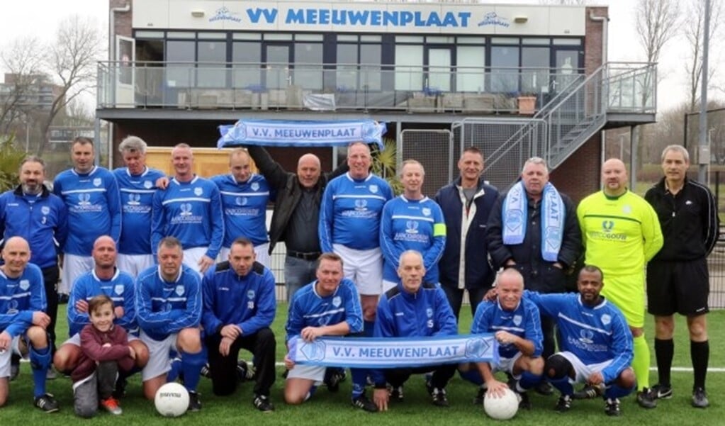 Voetbal en gezelligheid bij Meeuwenplaat hand in hand Adverteren Rotterdam De Havenloods Voetbal en gezelligheid bij Meeuwenplaat hand in hand Adverteren Rotterdam De Havenloods