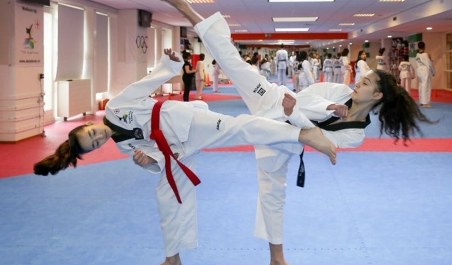 Aya Bouhmida en Hiba Maghnouj zijn allebei Europees kampioen taekwondo in hun leeftijdsklasse en dromen al van de Olympische Spelen. 