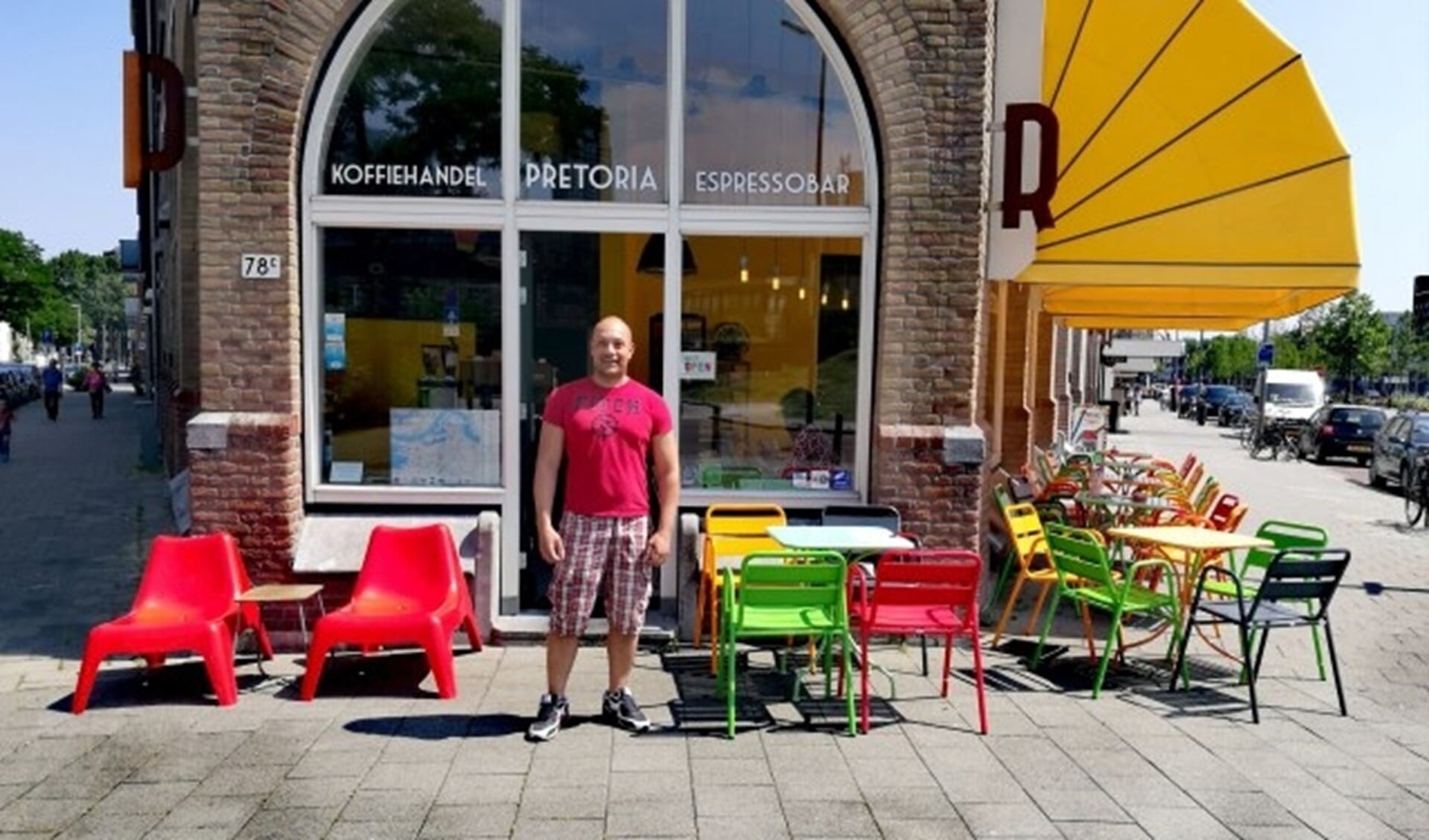 Steve is (mede)eigenaar van Koffiehandel Pretoria Espressobar. Hij komt uit Brabant maar is nu al vijftien jaar gelukkig op Zuid. 