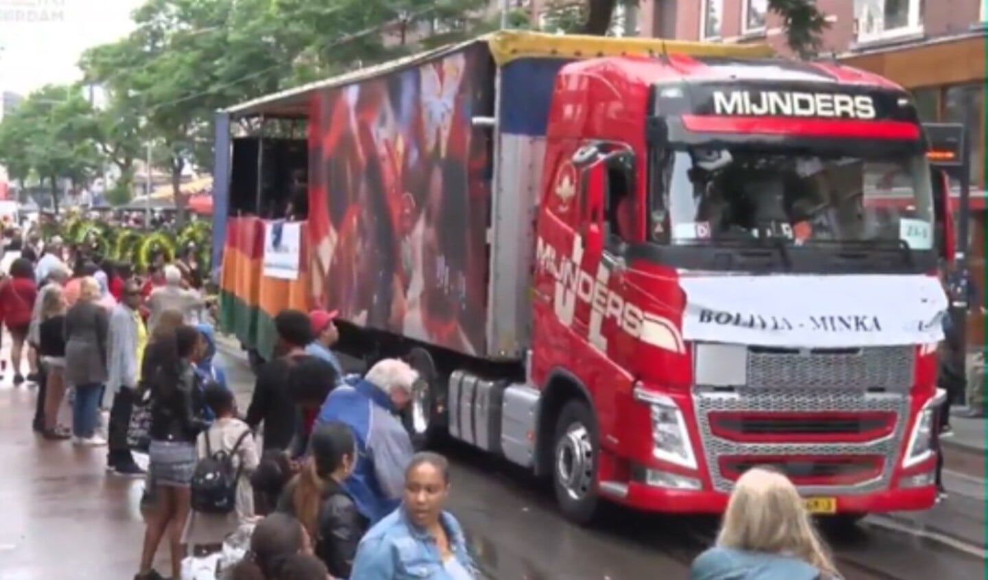 Mijnders Transport trad dit jaar opnieuw op als vervoerder van de praalwagens bij het Zomercarnaval.