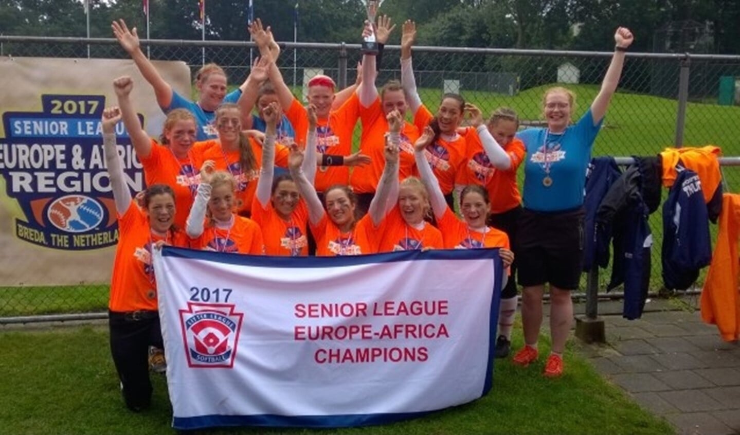 Voor Eva Versloot (tweede rij helemaal links) is softbal haar lust en haar leven. Naast school traint ze bijna iedere dag keihard, om uiteindelijk in de Nederlandse hoofdklasse te mogen spelen.