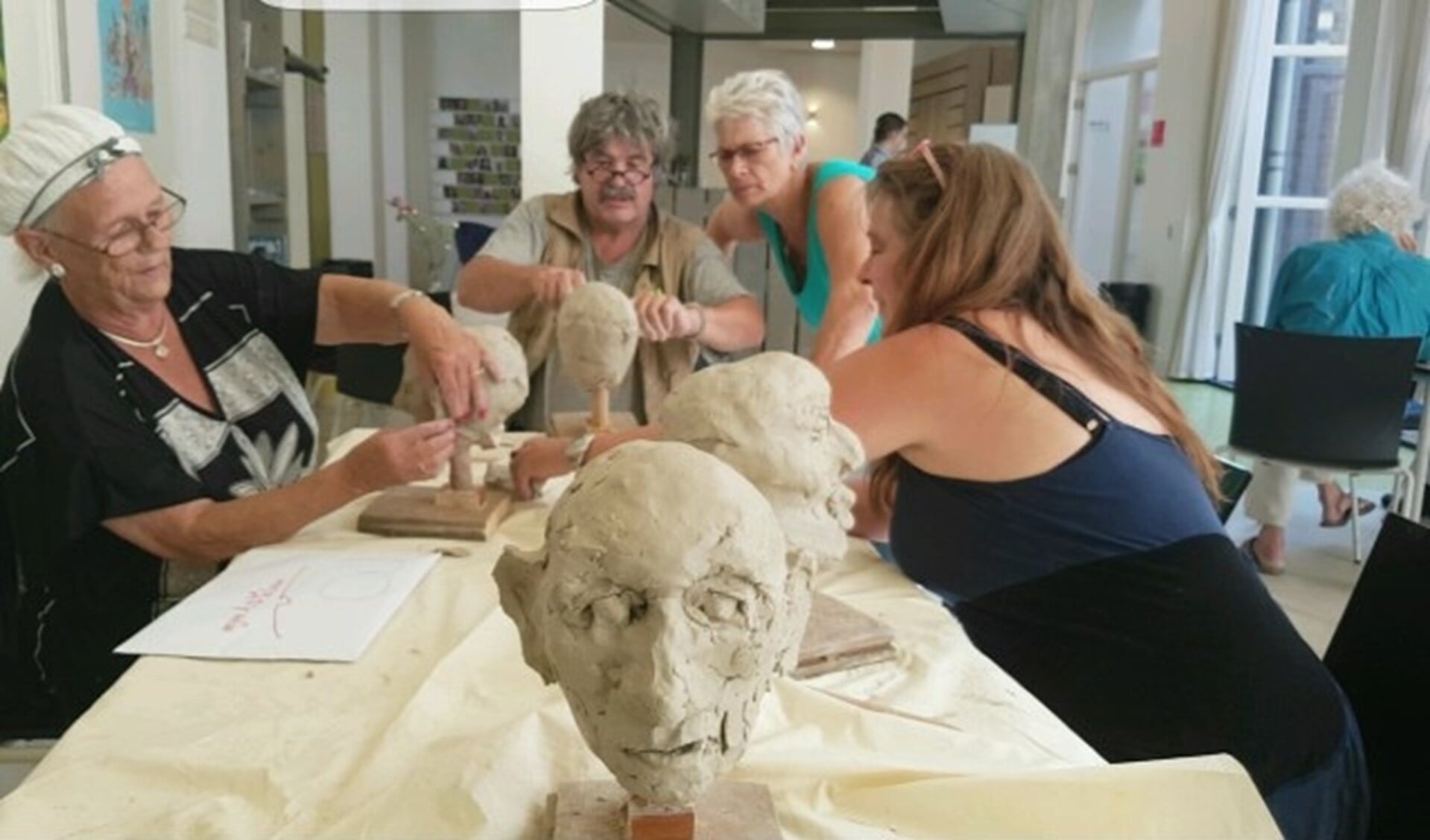 Het festival biedt senioren de mogelijkheid hun creatieve talenten te ontdekken en te laten zien. Op de foto: Boetseren door Kees Buckens.