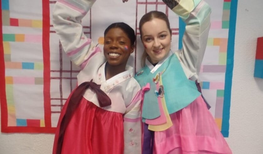 deelnemers in traditionele Koreaanse klederdracht 'Hanbok'