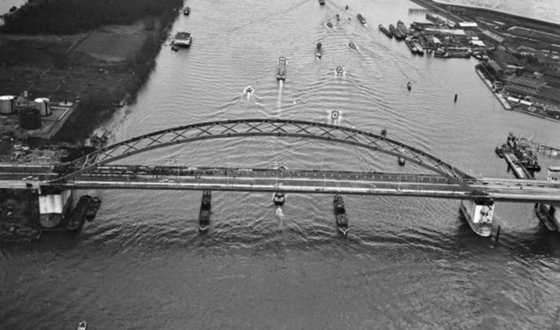 De Van Brienenoordbrug tijdens de opening in 1965. Links het Eiland van Brienenoord. | Foto: ANP