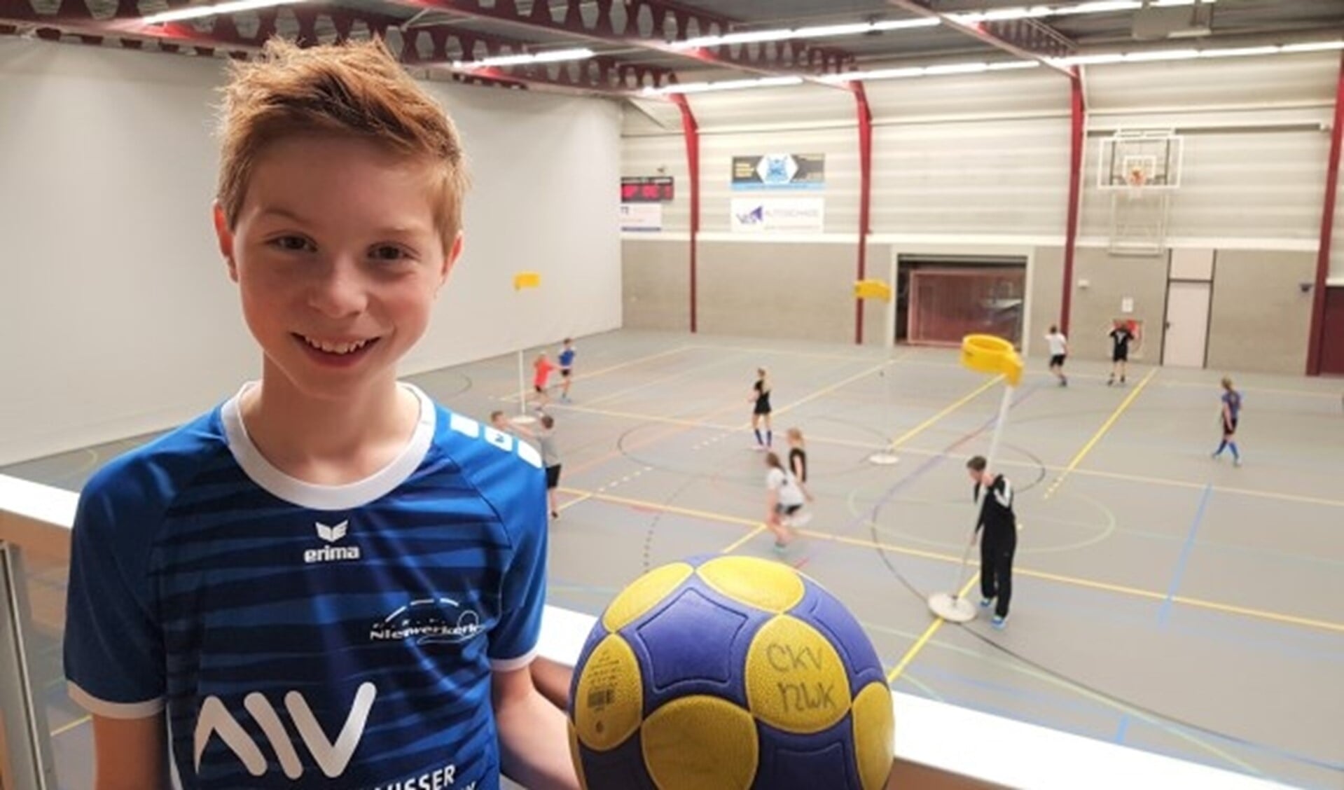 Bas van SChaik (13) traint twee keer per week met zijn eigen team bij CKV Nieuwerkerk en één keer per week met de selectie van het Regionale Talent Centrum van het korfbalverbond. (Foto: Emile Hilgers)