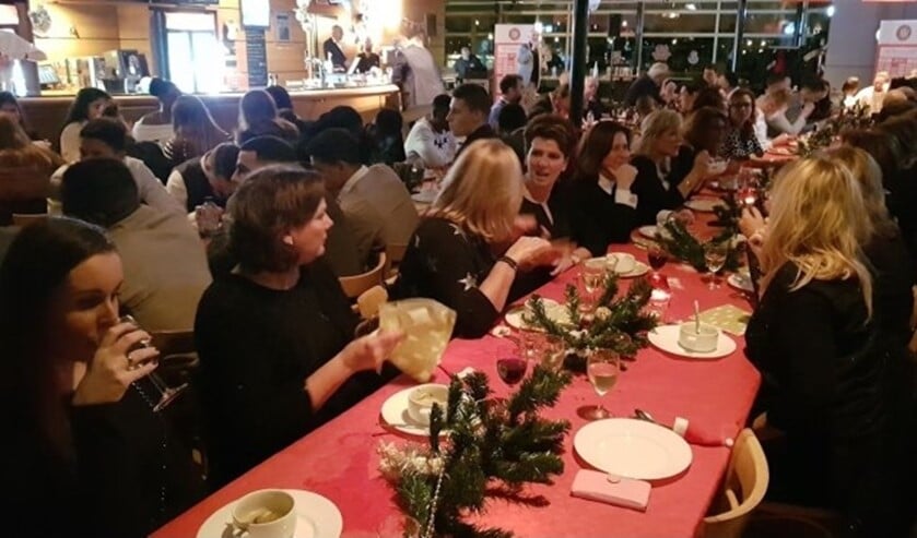 Eten en praten gaat best samen.
