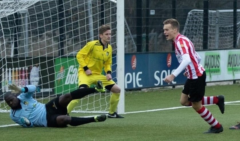 Yannick van der Sman heeft net de 2-1 binnen gekopt, de keeper ligt nog verslagen op de grond