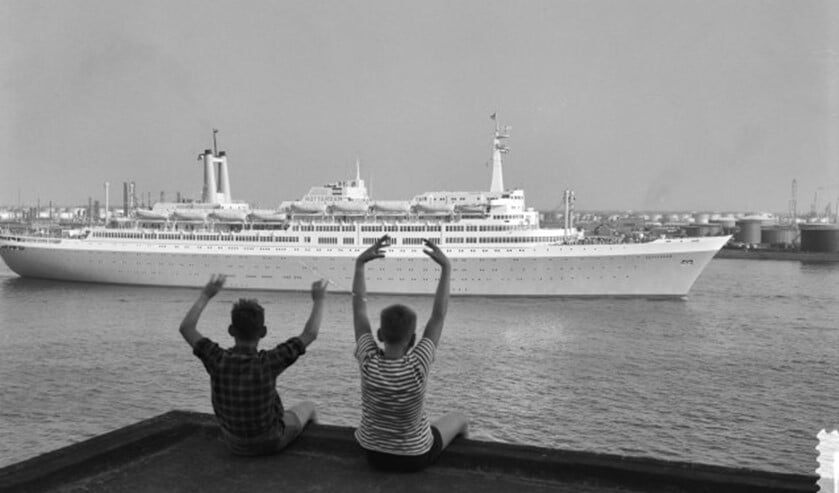 Twee kinderen zien het ss Rotterdam uitvaren. (‘Fotocollectie Anefo Harry Pot’)