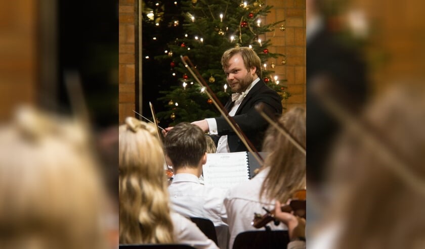 Dirigent Jim Roodnat van het RJO en RJSO tijdens eerder Kerstconcert