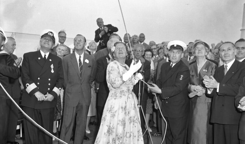 Koningin Juliana hijst de vlag tijdens de officiële proefvaart. (Fotocollectie Anefo Herbert Behrens’)