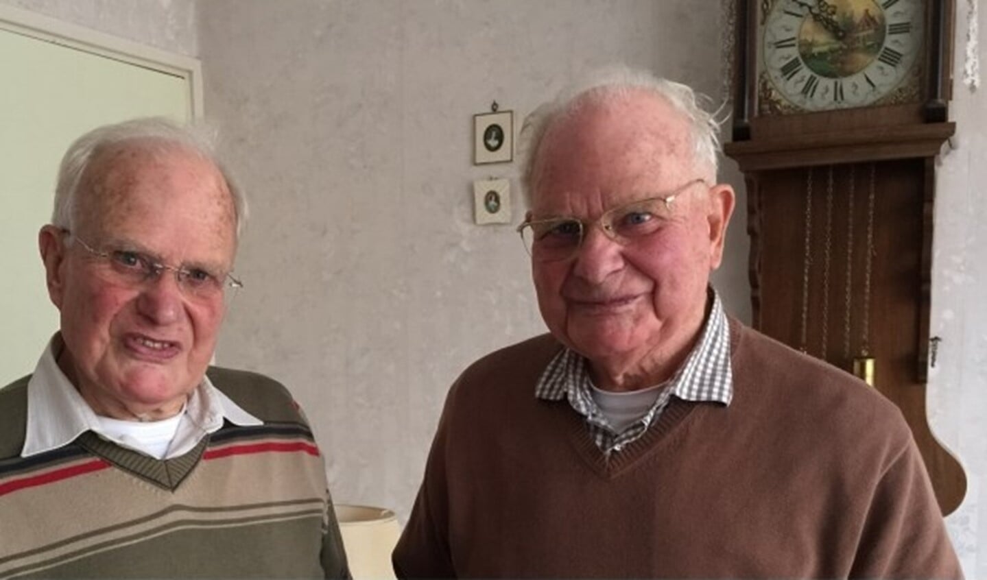 Wim Brouwer (links) en zijn één uur jongere tweelingbroer Kees (89) zitten tot 20 december op de eerste vaart van de Nieuw-Statendam van de Holland-Amerika Lijn.