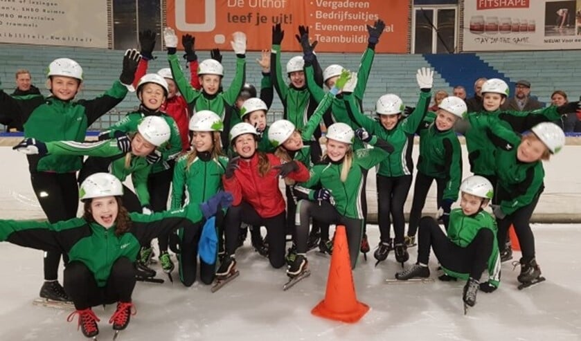 Jeugdleden van SVR met hun nieuwe schaatshelmen