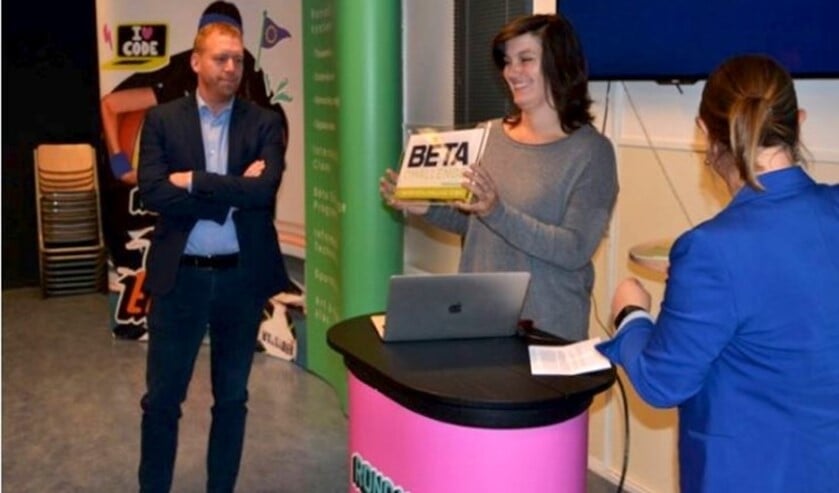 Het Bèta Challenge-bordje wordt uitgereikt. (Foto: Gijs Kruit)