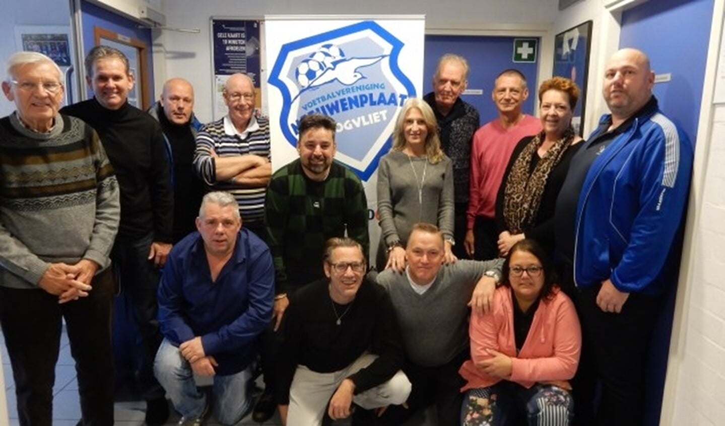 Twaalf van de bijna 70 vrijwilligers poseren trots bij het beroemde blauw-witte logo van de bijna 58-jarige roemruchte Hoogvlietse  voetbalvereniging Meeuwenplaat.