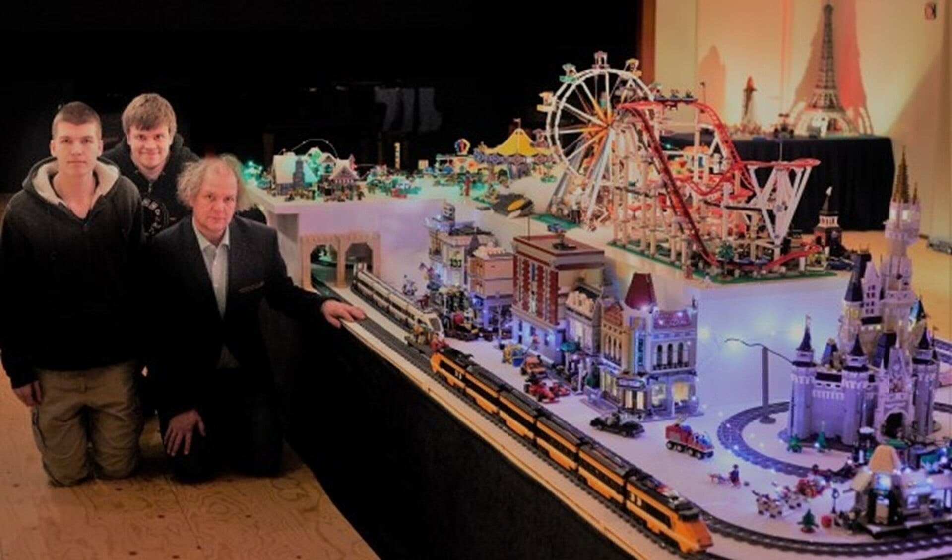 Jeroen van Veen bouwt samen met zijn zoons Joeri en Fjodor elk jaar een kerstdorp van Lego in Pernissimo