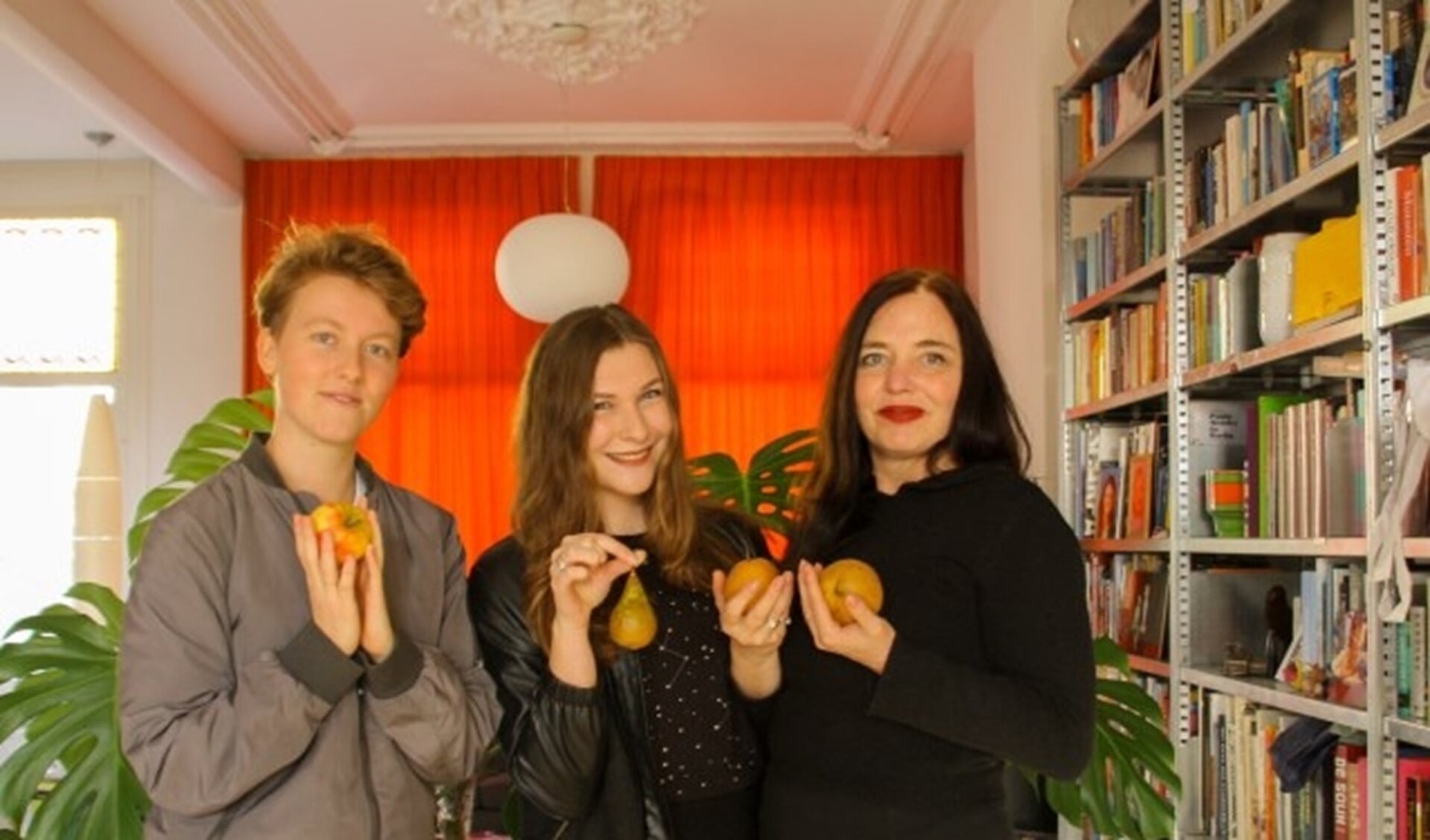Sarah Stolk, Ella Roelfsema en Joke van Bilsen en Paula Zwitser (niet op de foto) willen verspilling van voedsel tegengaan.