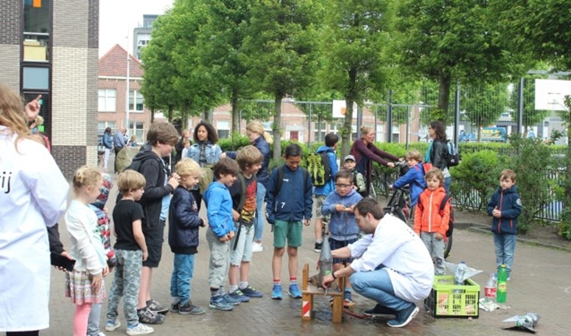 Met 'waterraketten' die tientallen meters de lucht in werden geschoten, hebben kinderen in Delfshaven een alternatief voor de traditionele buitenschoolse opvang gelanceerd: eisvrij! 