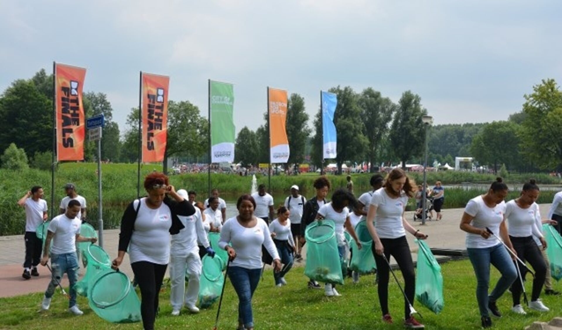 Leden van de Intl. WeloveU Stichting zorgen voor een schoon Zuidpark in Rotterdam 