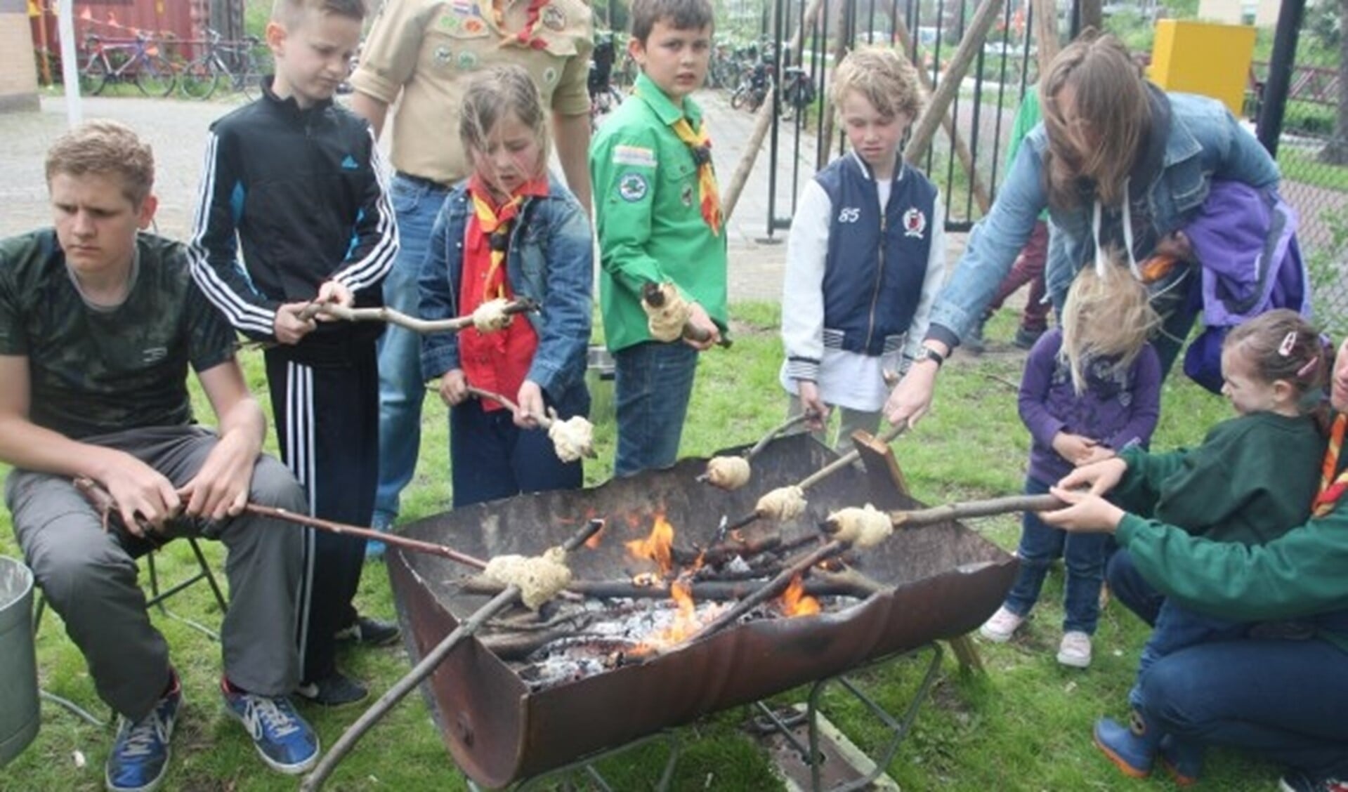 Broodjes bakken op houtvuur