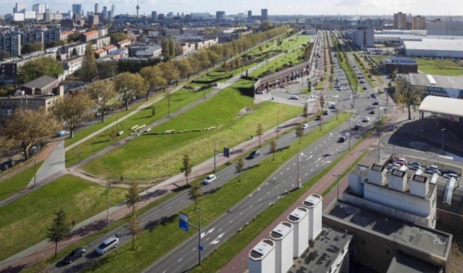 Dakpark Rotterdam vanaf het Marconihuis aan het Marconiplein met zicht op de Vierhavenstraat. (Foto: Stijn Brakkee)