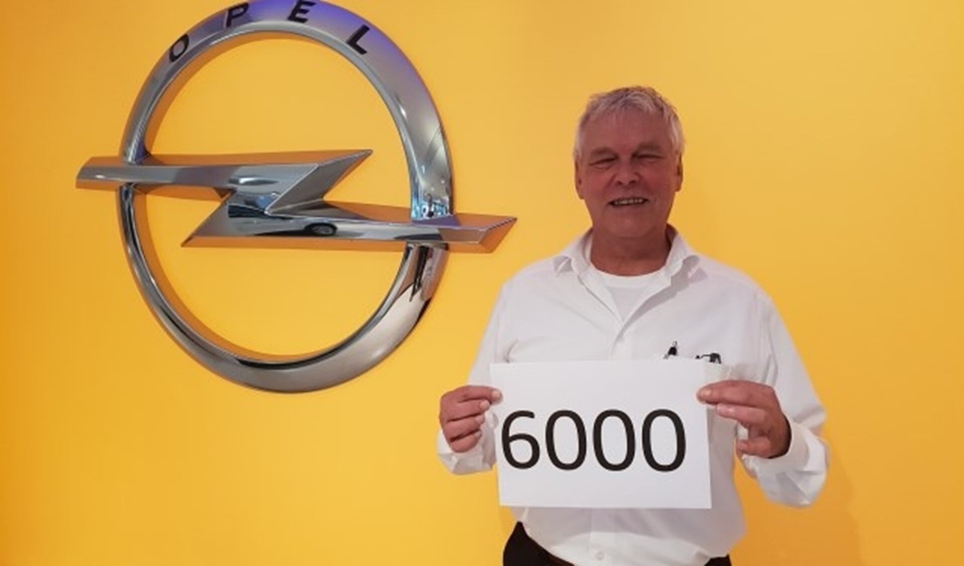 Opel verkoper Cees den Ouden verkocht zijn 6000e auto.