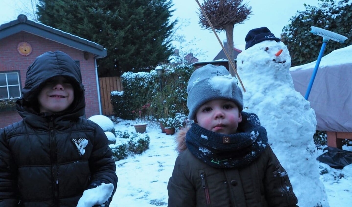 Ruan (rechts) ging samen met neef Xavi (links) een sneeuwpop bouwen en sneeuwballen gooien. 