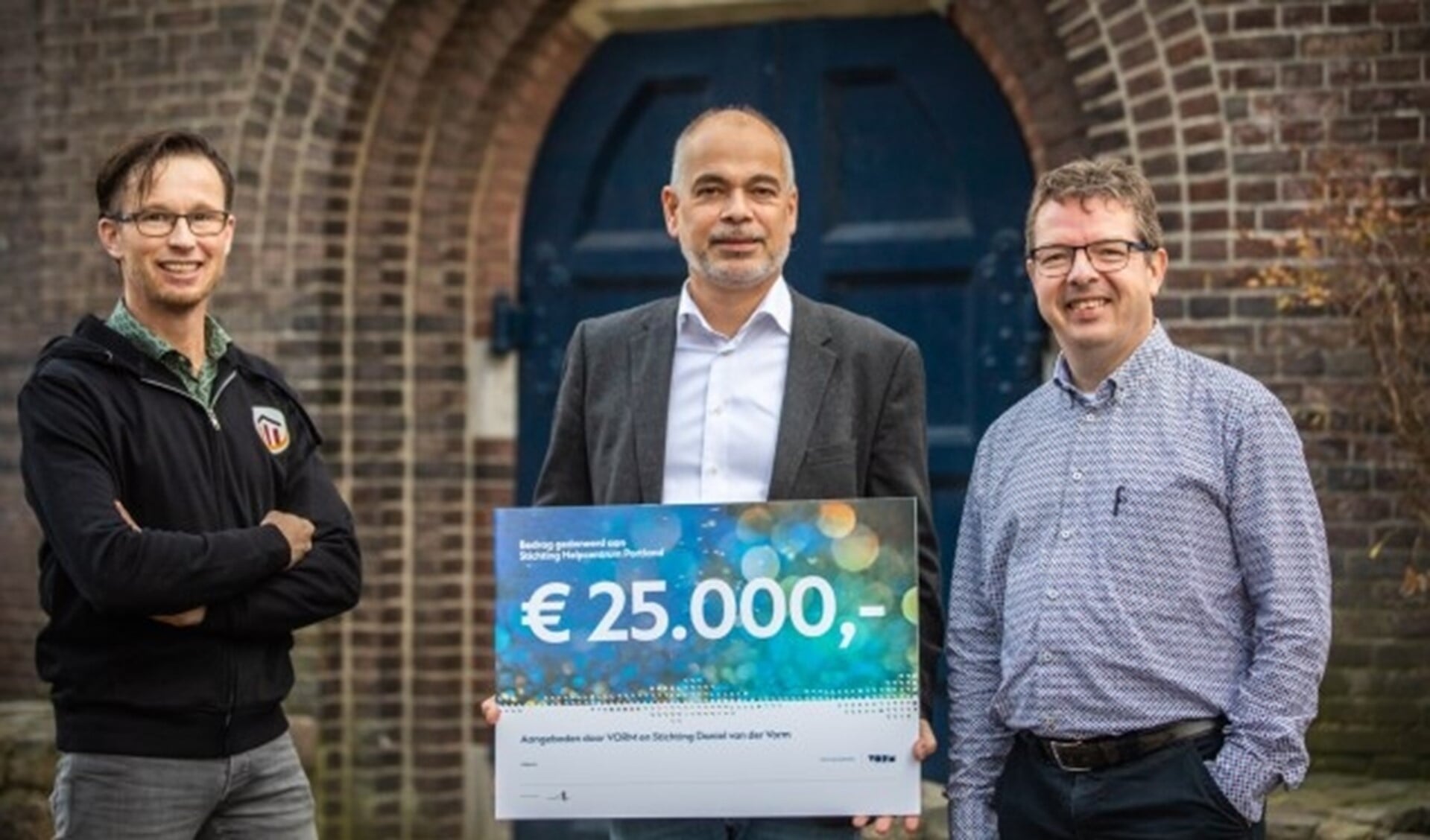 Directeur Daan van der Vorm (midden) reikt de cheque uit aan Daniel van der Ham (links) en penningmeester Martin Padmos 
