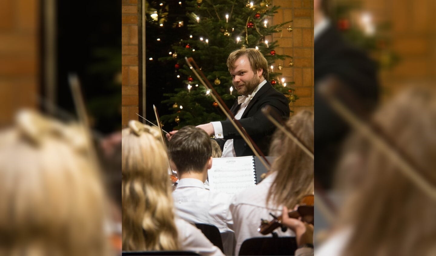 •	Dirigent Jim Roodnat van het RJO en RJSO tijdens eerder Kerstconcert van de Vereniging.