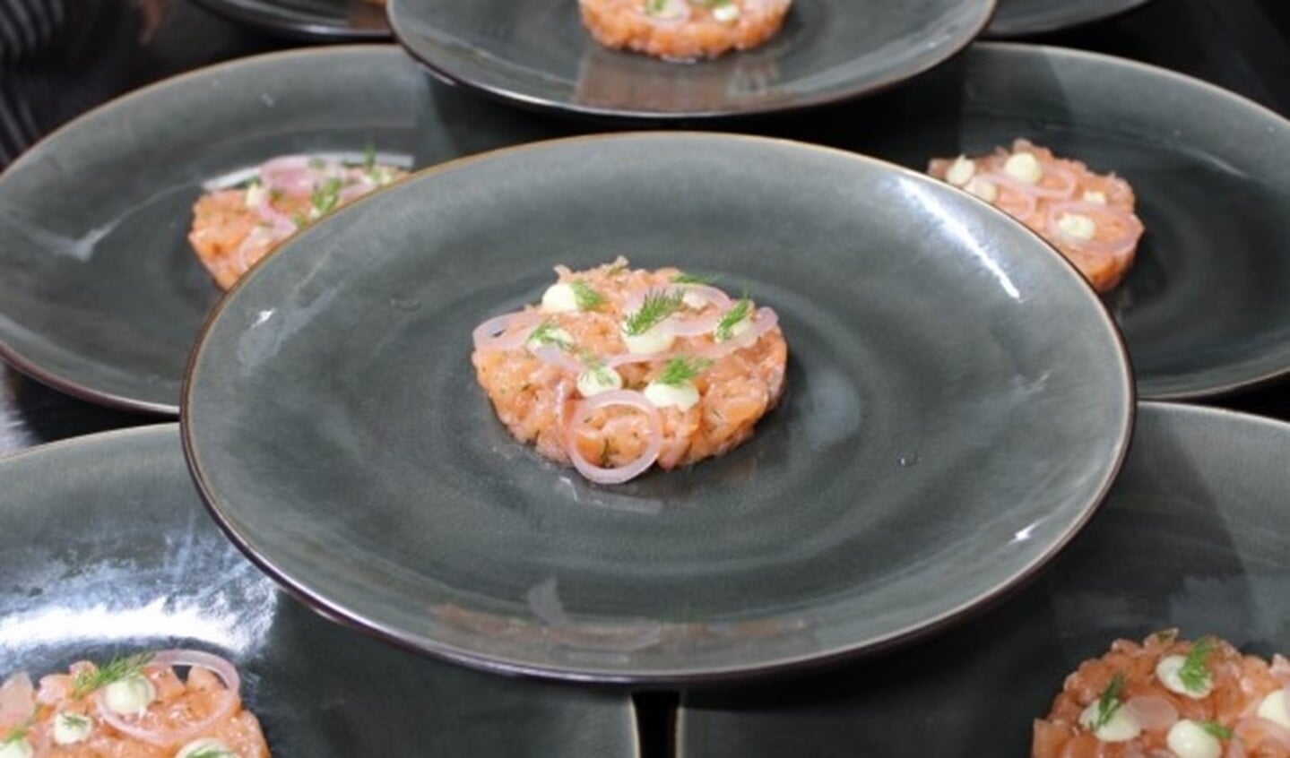 Huisgerookte zalmtartaar met limoenmayonaise en dille