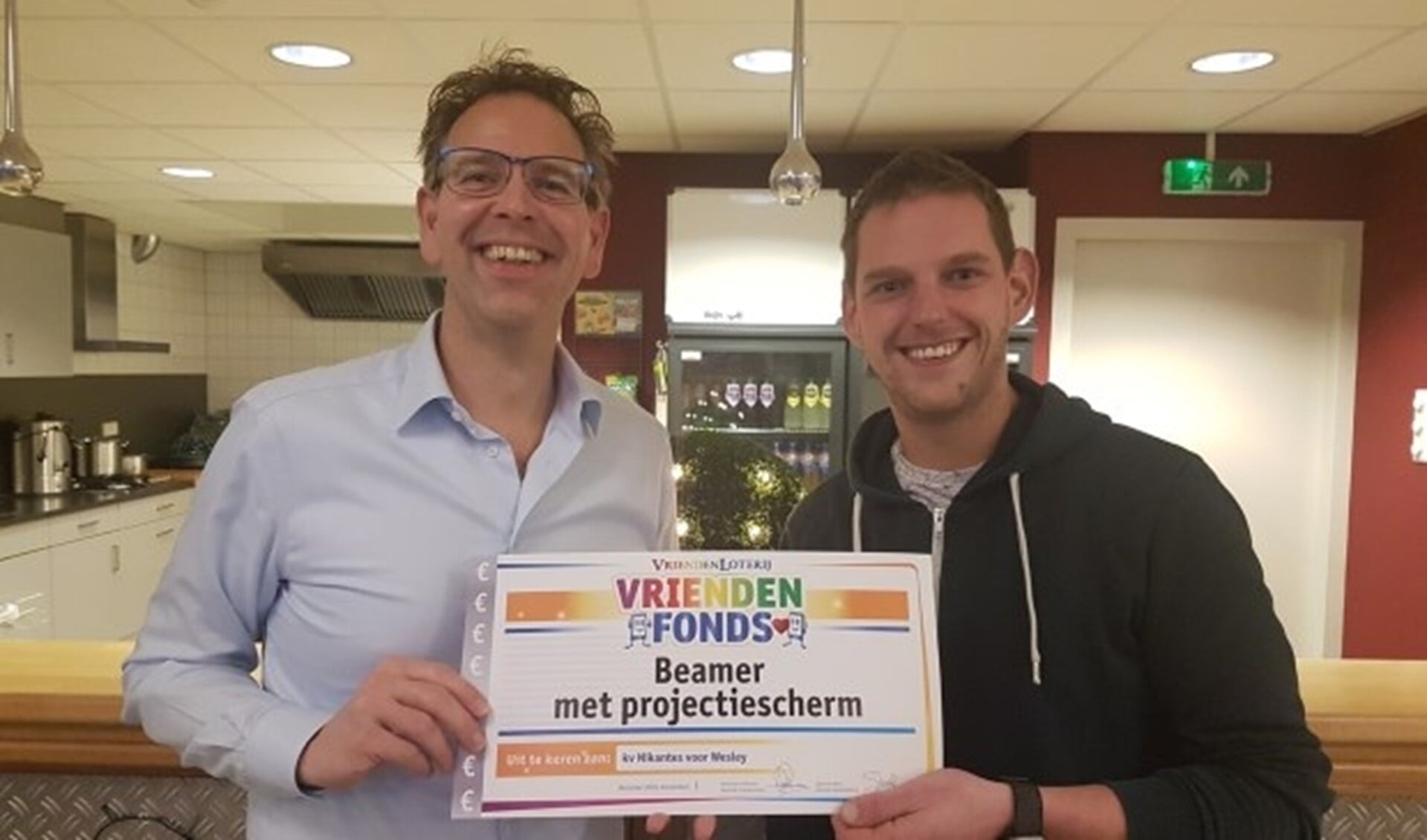 De hartenwens van Wesley Verbraak (rechts) uit Hoogvliet Rotterdam gaat in vervulling dankzij een aanvraag van kv Nikantes bij het VriendenFonds van de VriendenLoterij.