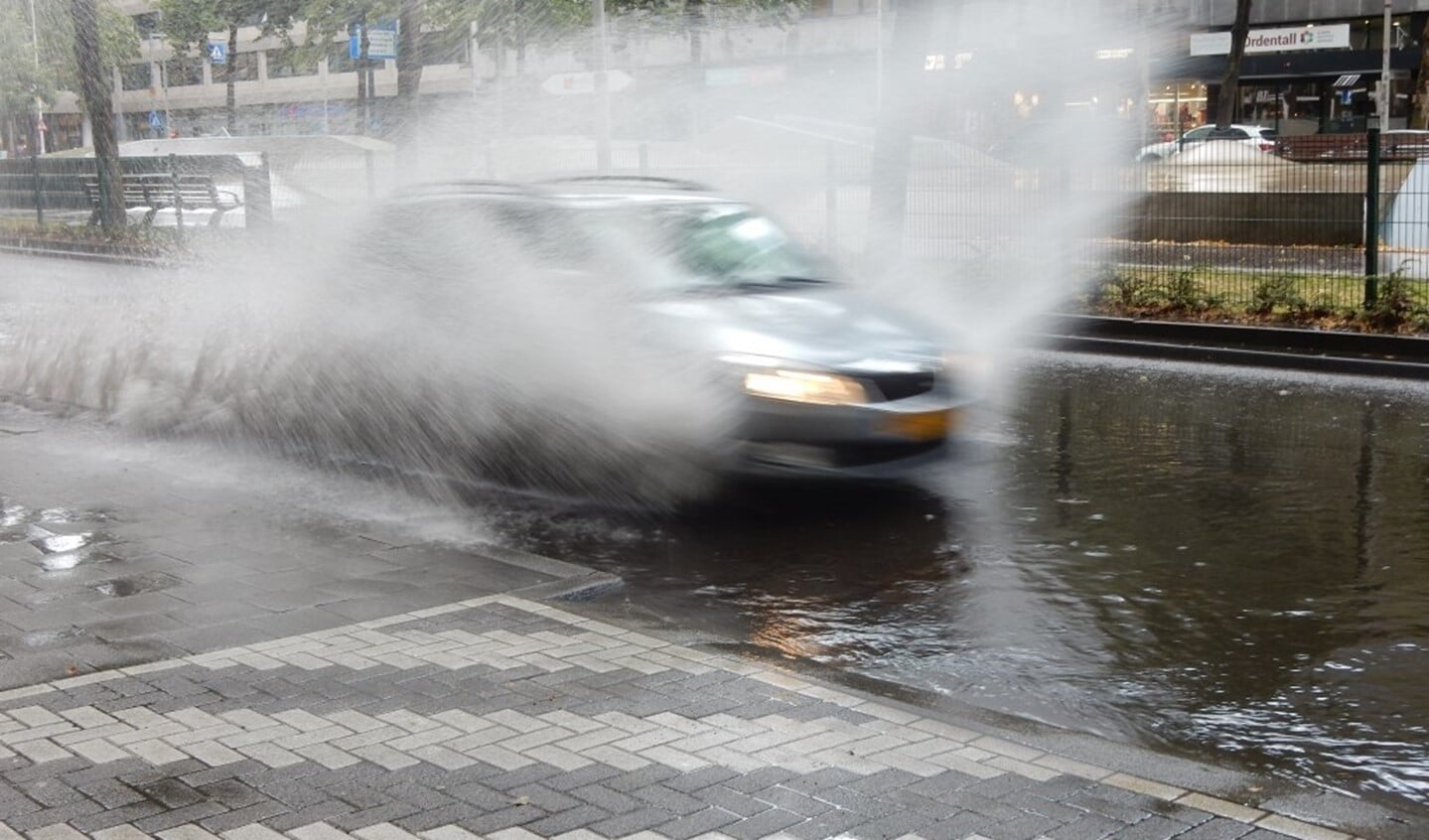 Wateroverlast door regenbui op de West-Blaak