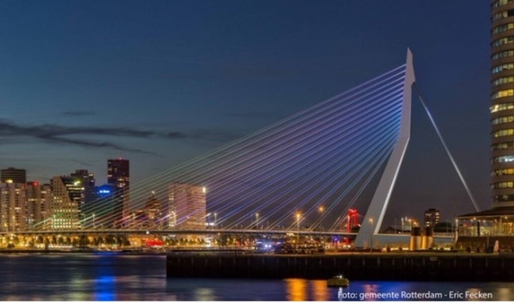 Erasmusbrug Verlicht In Alle Kleuren Van De Regenboog - Al Het Nieuws ...