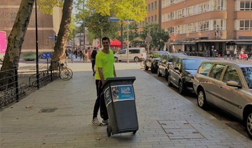 Organisator Hugo Schepers loopt voorop tijdens 'schoonmaakwandeling'