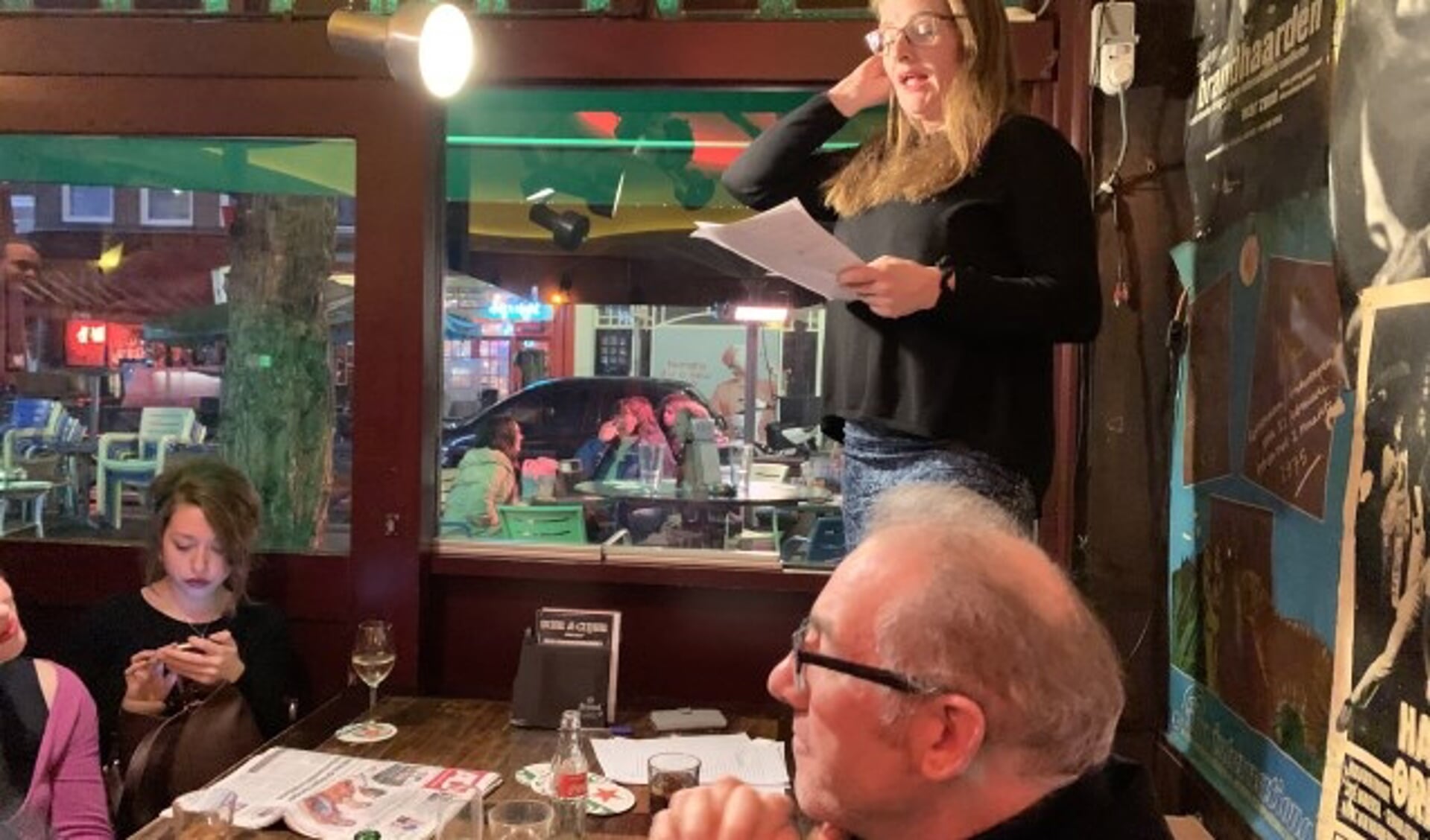 Woensdag stond de maandelijkse PoetsClub in café de Schouw aan de Witte de Withstraat in het teken van Jules Deelder.