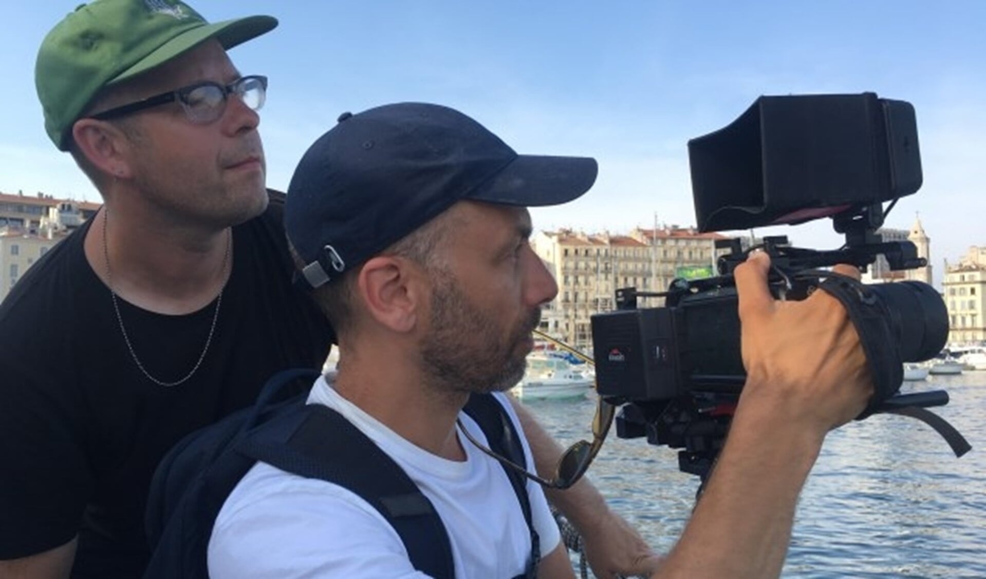 Gyz La Rivière en cameraman David Spaans in Marseille. (Foto: Carlijn Petermeijer)