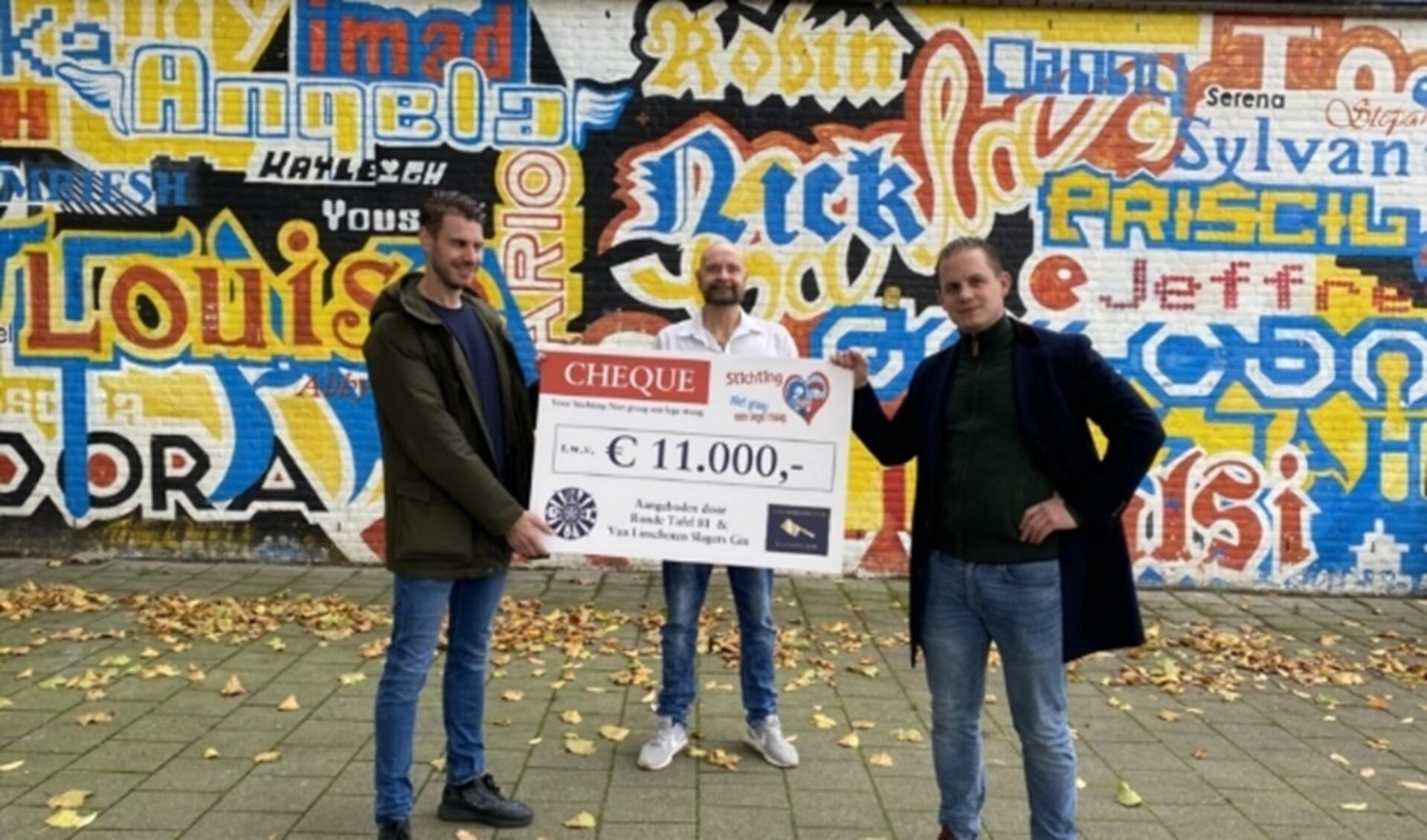 Gebroeders Hubert (links) en David (rechts) Van Linschoten bieden Johan Muurlink (midden) een cheque ter waarde van 11.000 euro aan voor zijn stichting Niet Graag een Lege Maag. 