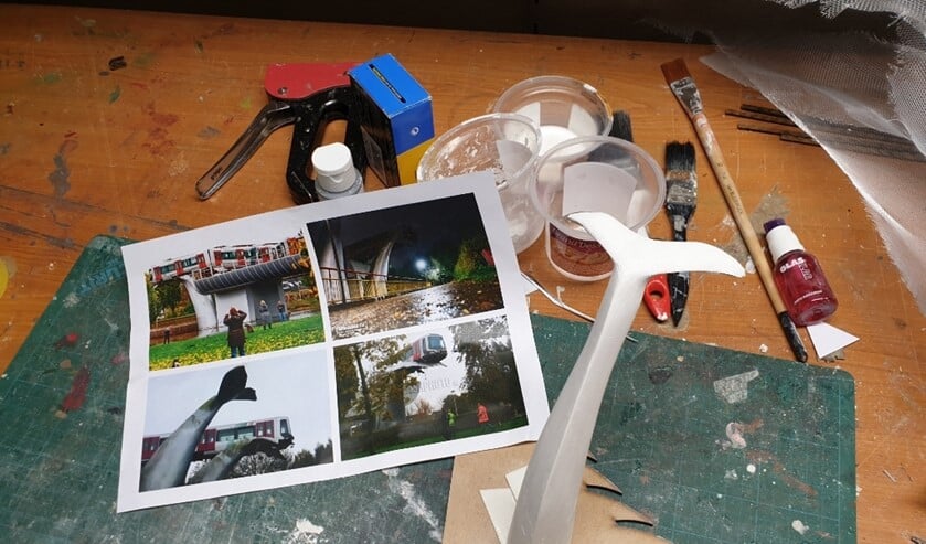 Het maken van het kunstwerk save a whale's tail