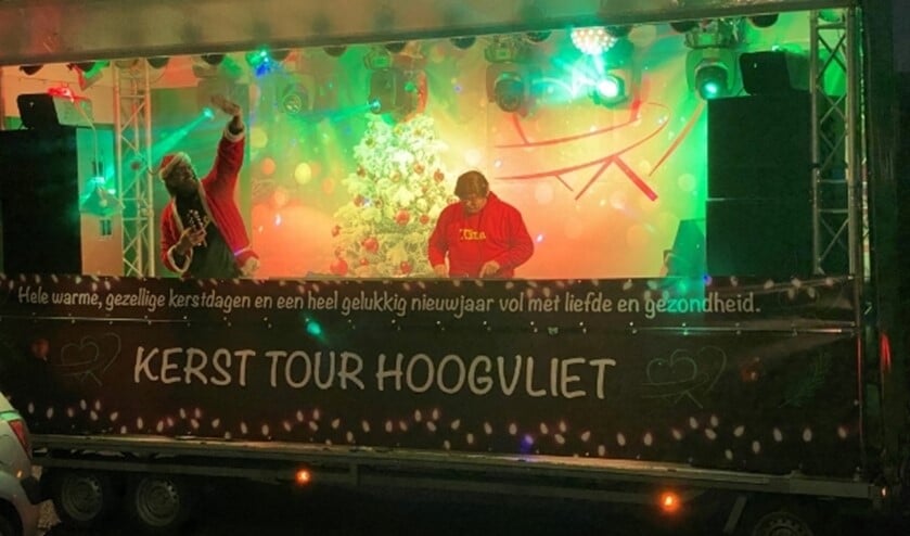 De Kersttour wagen met DJ’s Tim en Faab. 