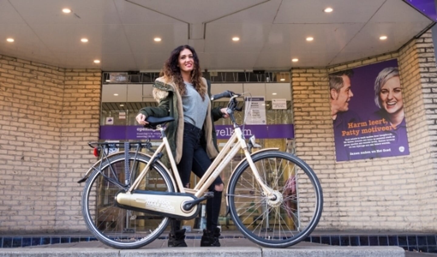 Als er één iemand vrolijk op weg is richting het jaar dat alles beter wordt, dan is dat Zinzi Melsen wel. In 2021 kun je Zinzi stralend langs zien komen, op haar gouden fiets. (Foto: Caro Linares)