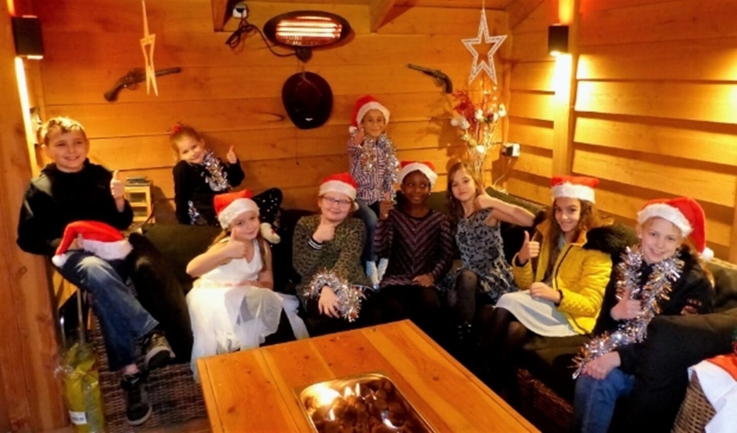 De kinderen beleven ook zelf veel plezier aan de opnamen van de 'Kerstwensfilm'. 'Ik zing ook voor mijn oma en opa die we dit jaar niet kunnen bezoeken'. Foto: Roel van Deursen.