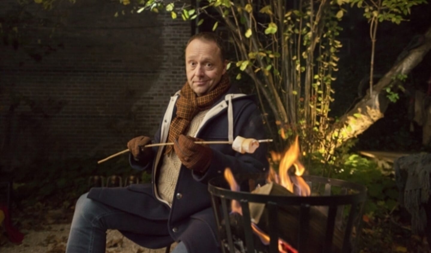 Met behulp van cabaretier Richard Groenendijk wil de gemeente Rotterdammers bewust maken van de effecten die houtkachels, open haarden en vuurkorven hebben op de luchtkwaliteit en gezondheid.