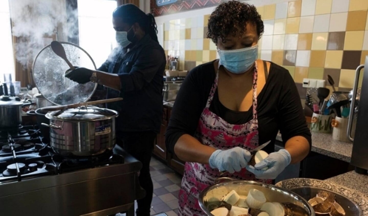 Alice Fortes in de keuken. (Foto: Joop Reijngoud)