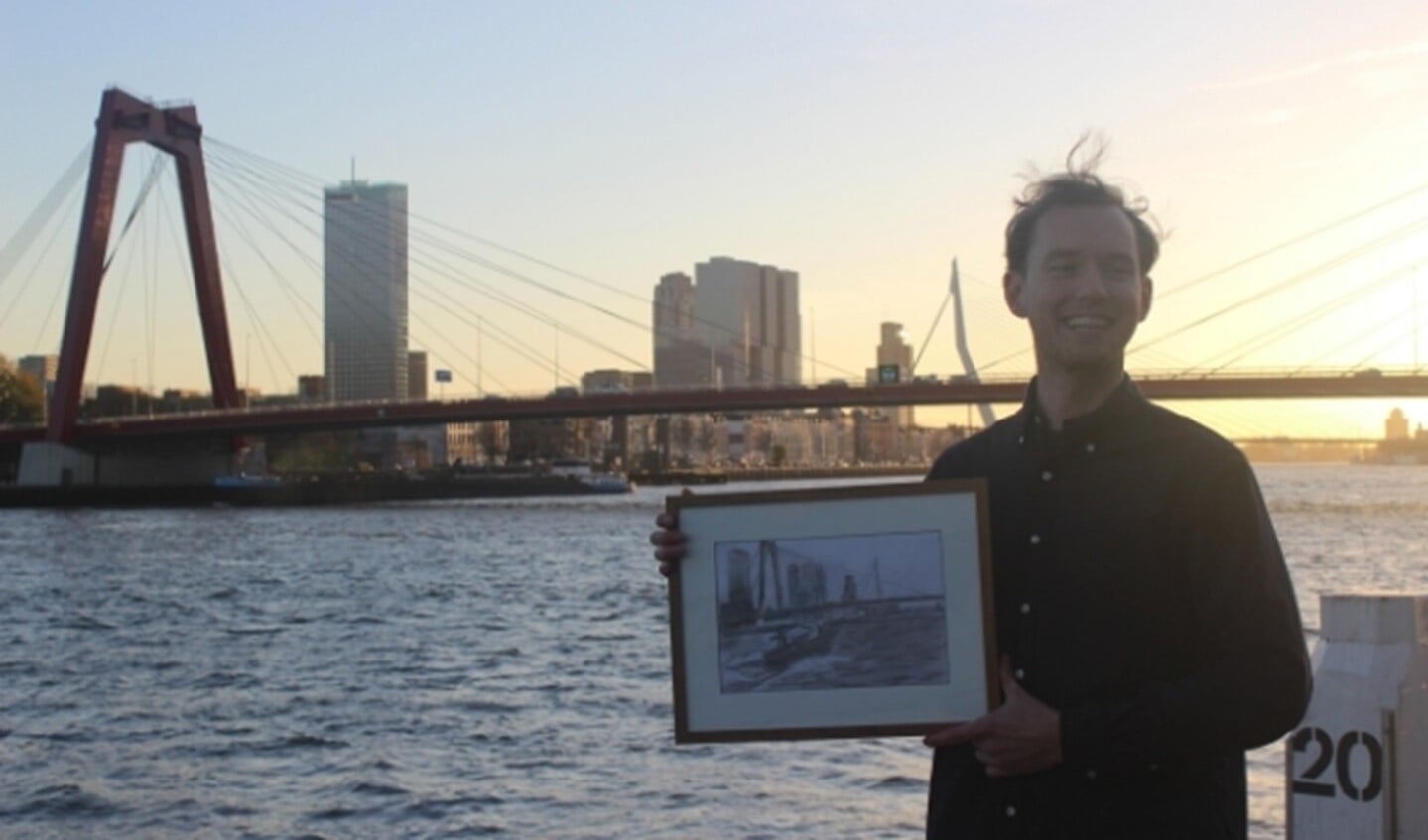 Michiel met zijn tekening voor de Willemsbrug