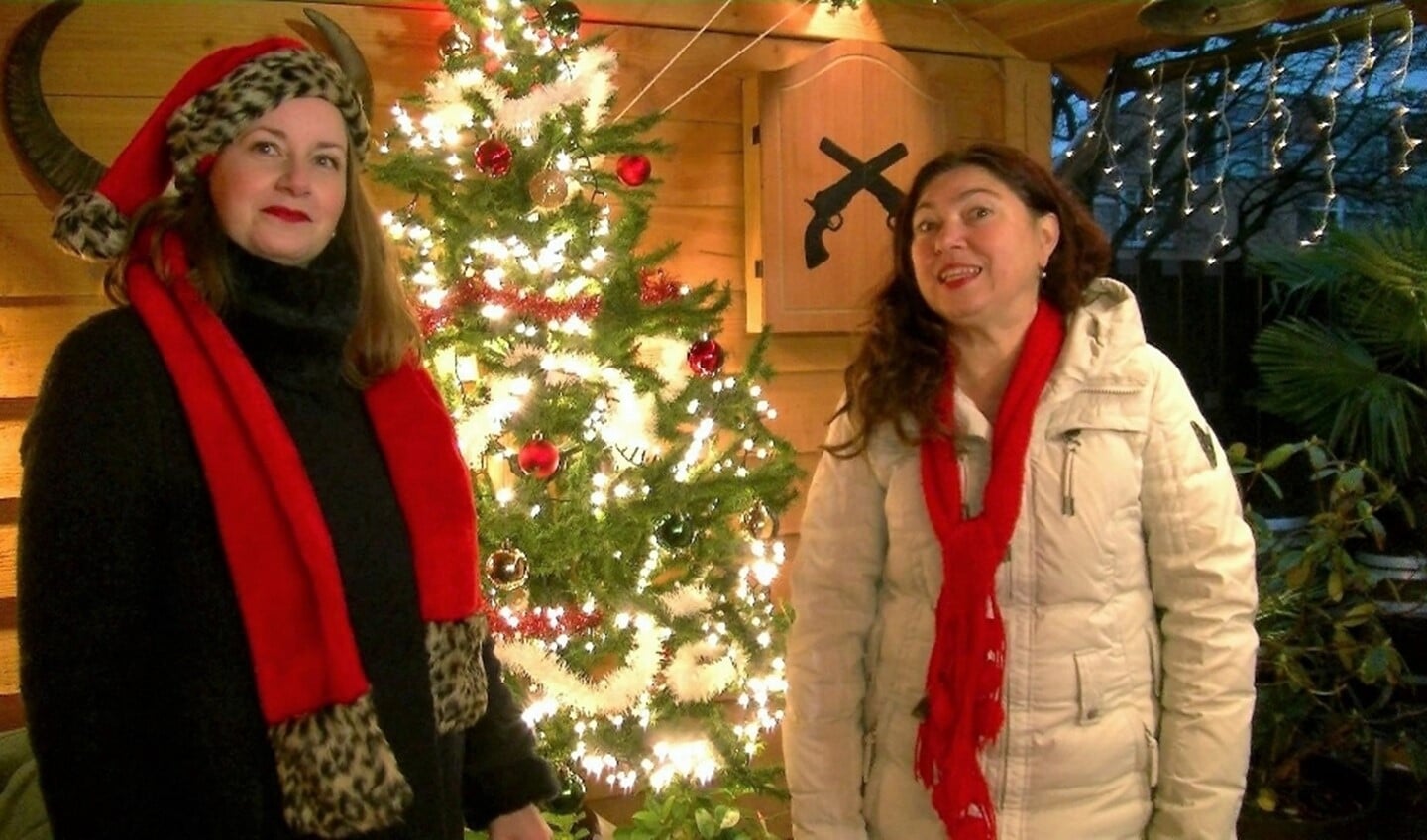 Elisa van Dolderen - Amatsahib en Viktoria Pompa bij de kerstboom. 'We hebben het toch nog voor elkaar gekregen' klinkt het in koor. Foto: Roel van Deursen.
