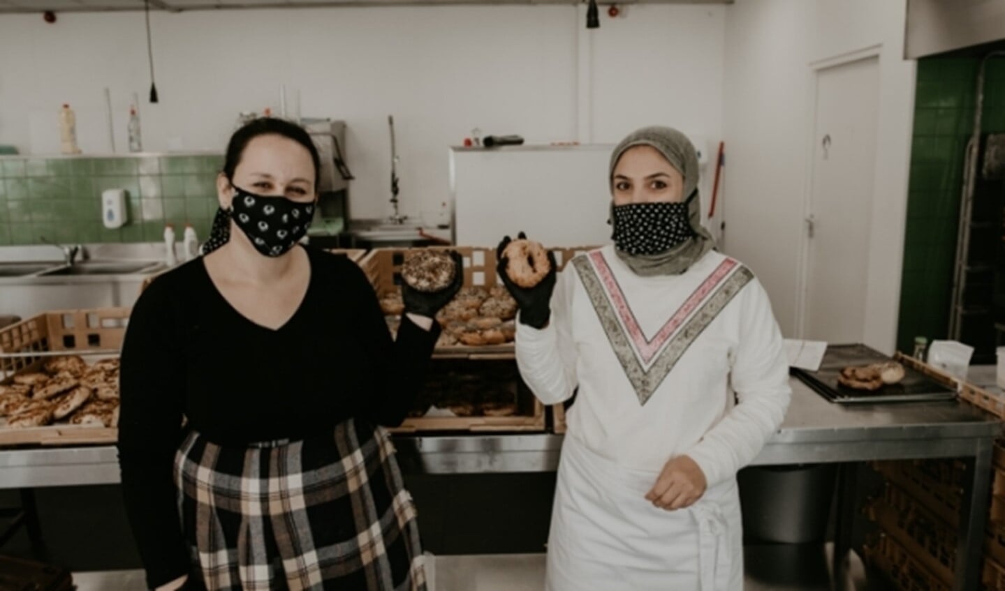 Karen (links) en Shiba in de bakkerij van Netherlands Bagels