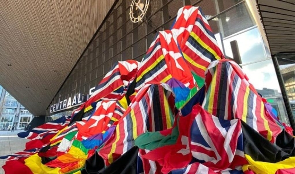 Megalint van honderden vlaggen van Rotterdam Centraal naar Ahoy Al het nieuws uit Rotterdam Megalint van honderden vlaggen van Rotterdam Centraal naar Ahoy Al het nieuws uit Rotterdam
