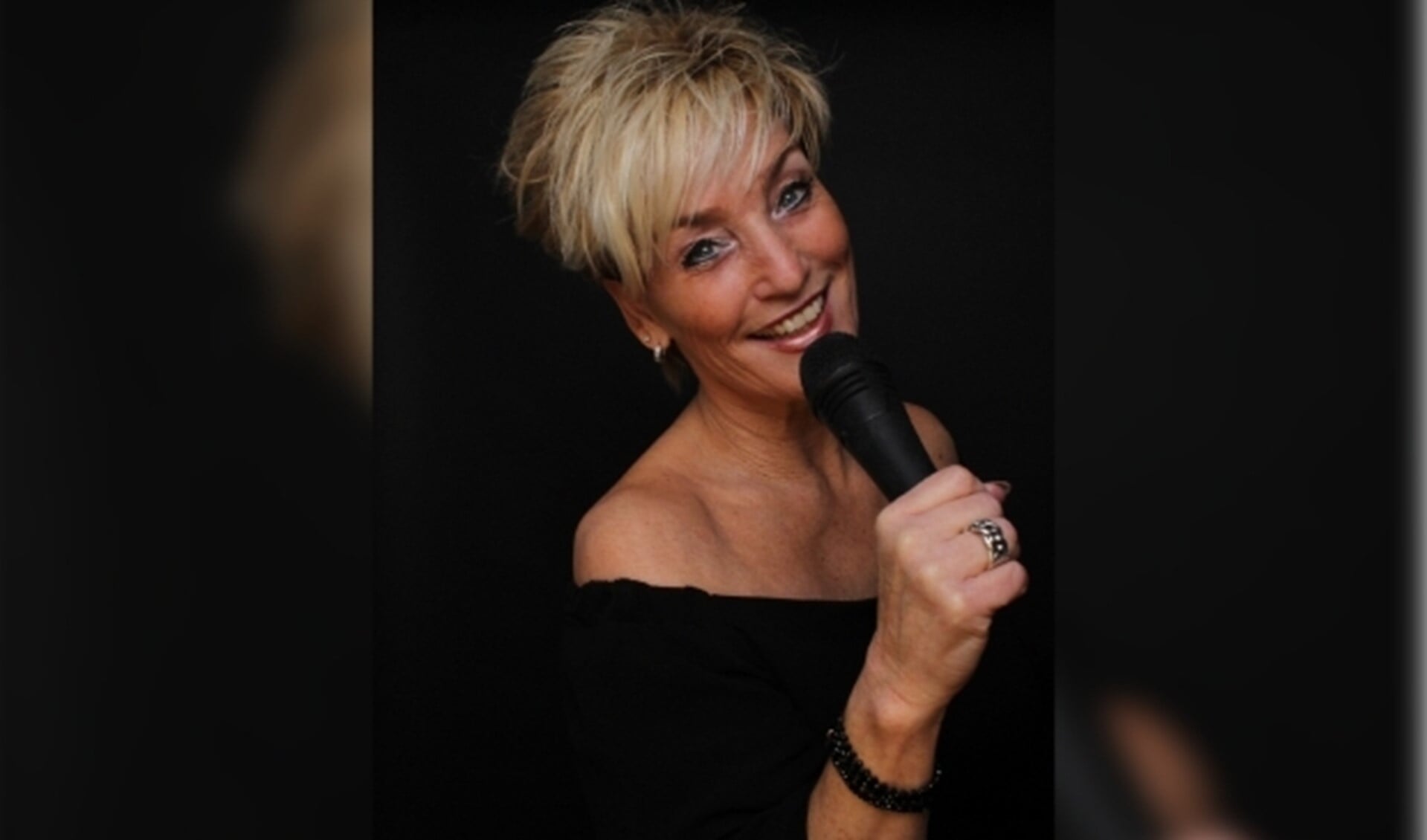 Linda van Wijk (zangeres Belinda) geeft belangeloos optredens bij seniorenflats.