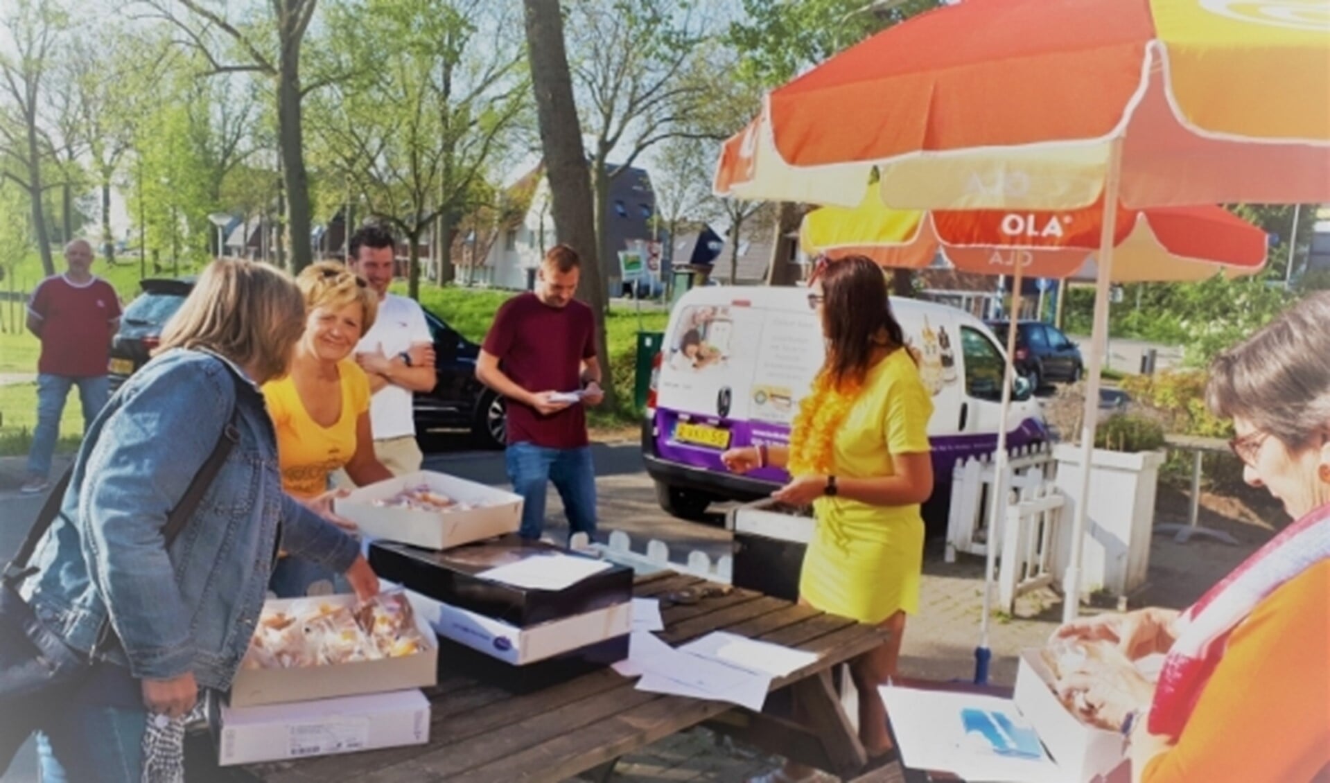 Medewerkers van SWA haalden maandag 275 oranjetompoezen op bij KC's Bakery om uit te delen aan alle vrijwilligers als dank voor hun inzet