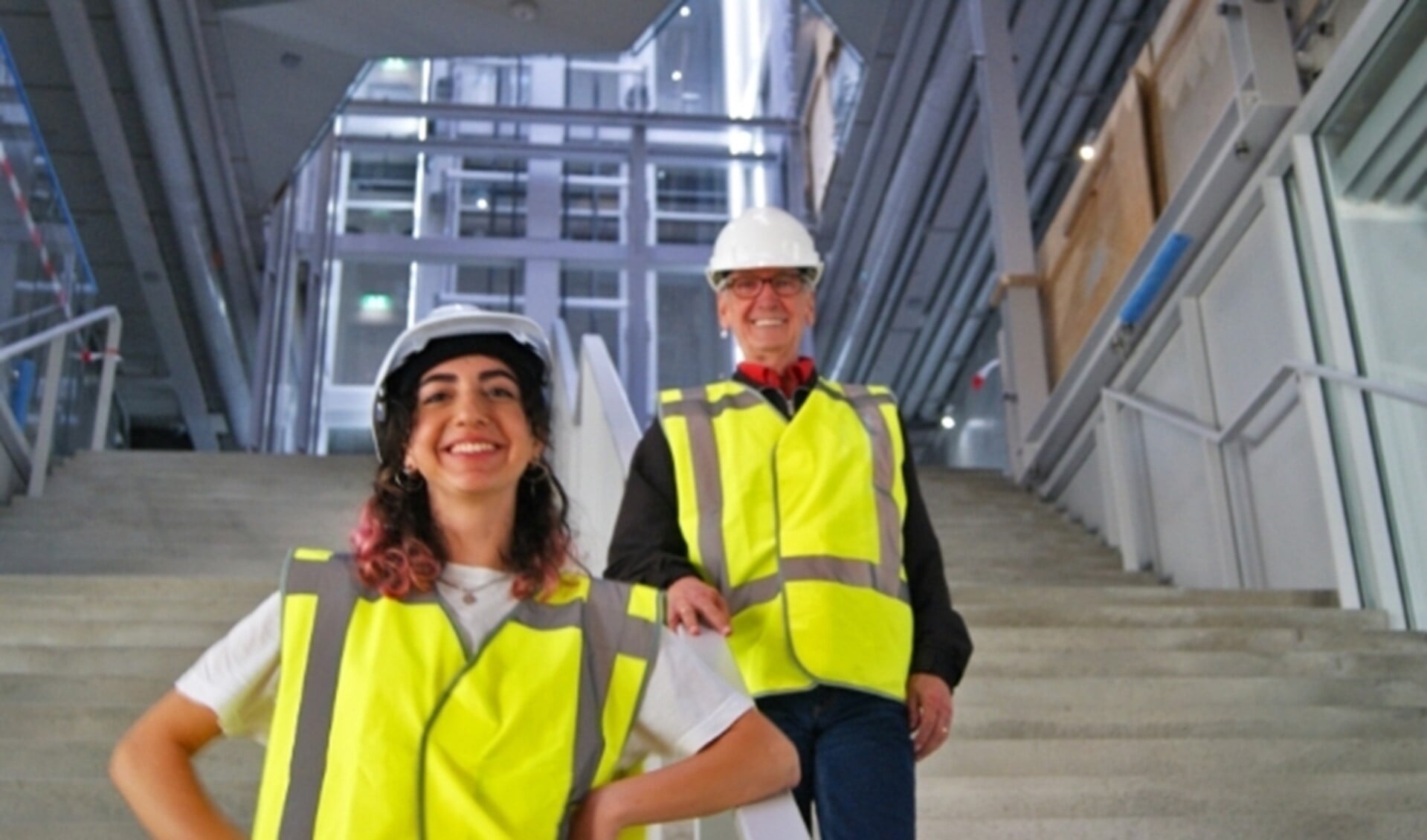 Edita en Hans mochten als eerste 'gewone' Rotterdammers het Depot in. Hier poseren ze op de brede trap tussen de begane grond en de eerste verdieping.